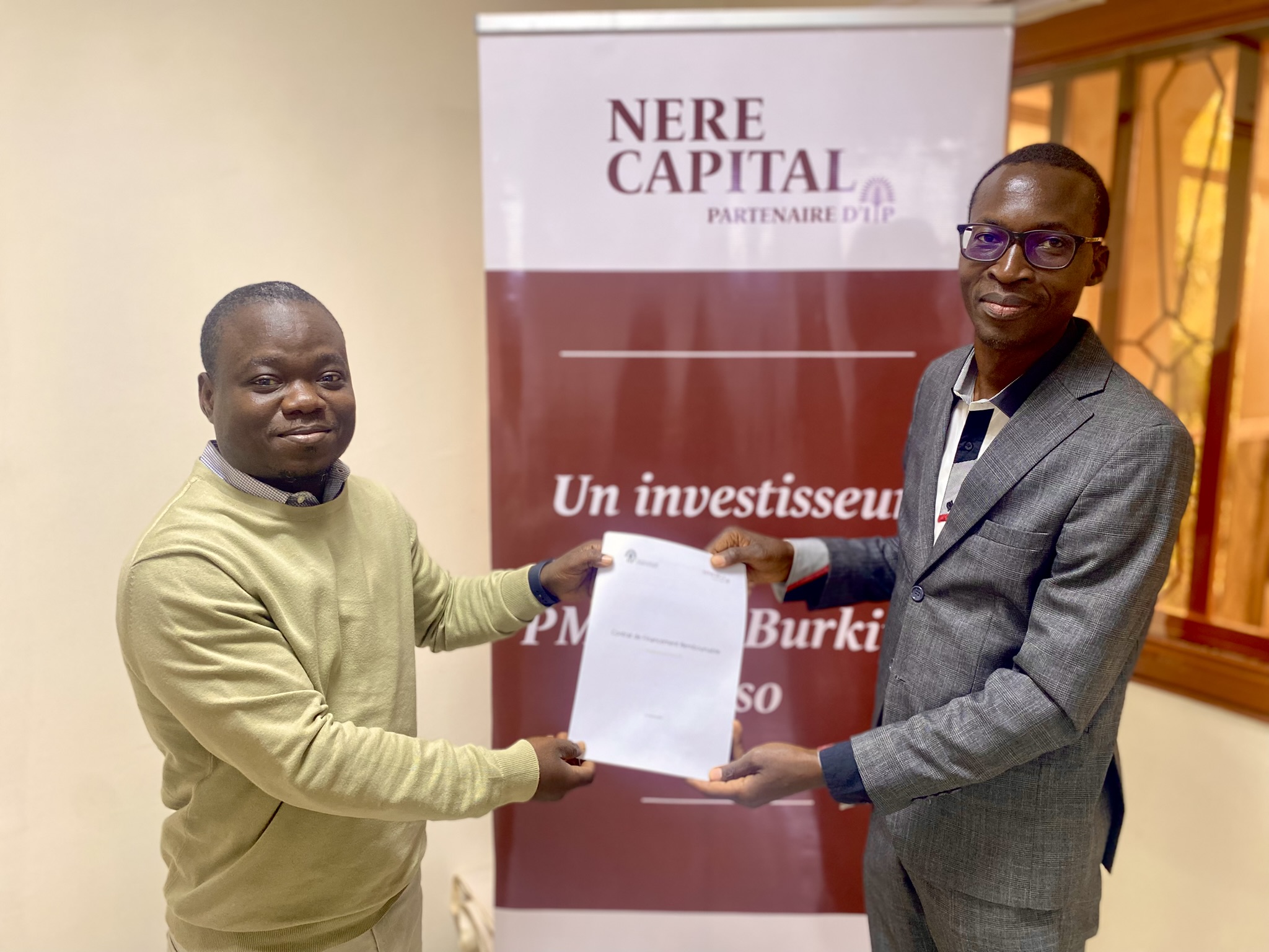 De gauche à droit : Job ZONGO, Directeur Général de SINERGI Burkina, et Assane KAFANDO, gérant de TC Solutions